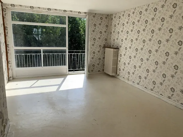 BEL APPARTEMENT LUMINEUX au 1er étage