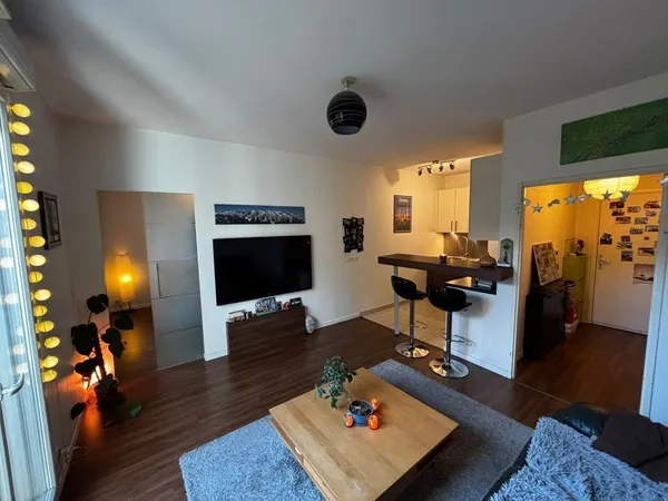 F2 40 m² avec terrasse de 8 m² et parking couvert ? 500m RER