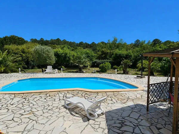 LA BOUVERIE – VILLA AVEC PISCINE SUR 1 625 M² – VUE DÉGAGÉE – GARAGE & JACUZZI