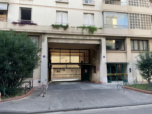 Grand garage 3 véhicules, quartier CONCEPTION 81 rue CHATEAU PAYAN 13005 MARSEILLE