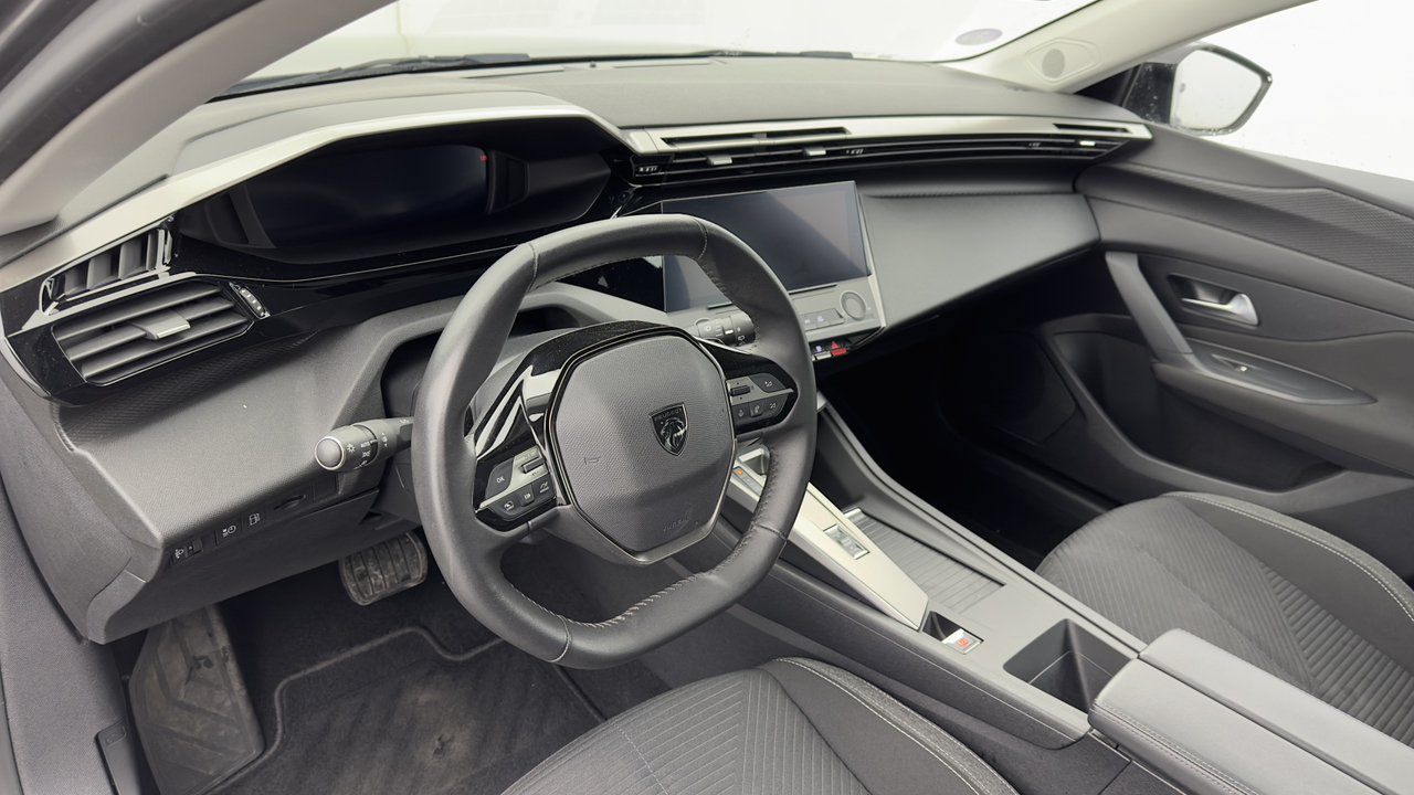 Peugeot 308 SW PHEV 180 e-EAT8 — photo 12