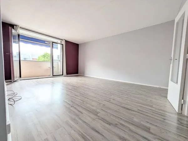 2 pièces avec balcon proche Glacière