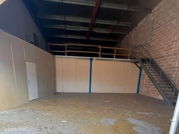 Location local artisan 200m² rez-de-chaussée + étage - Agde