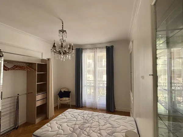 Loue chambre spacieuse et lumineuse dans colocation d'étudiants à Paris 16è.
