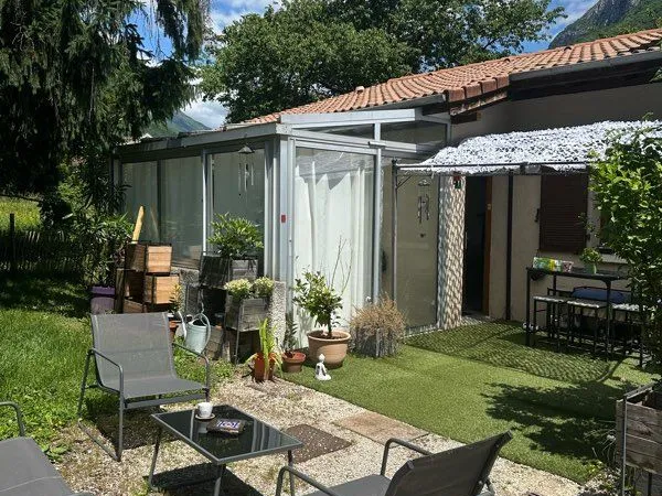 URGENT Rare : Vente petite maison de ville plein centre de Saint Egrève F3 + dépendances prix 240000