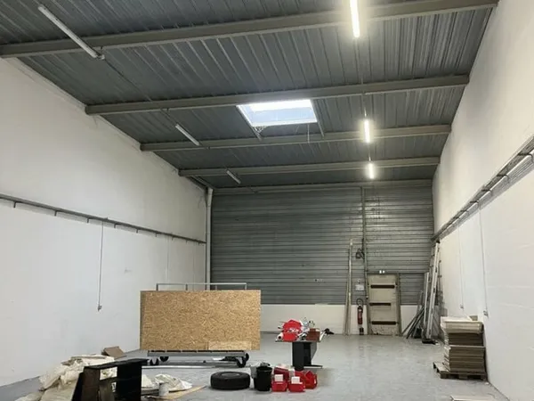 279 m2 ENTREPOT à LOUER