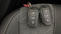 Peugeot 2008 1.2 Hybrid 145ch Allure e-DCS6 — photo 16