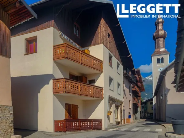 Bâtiment de 6 logements meublés, local commercial, greniers de 120 m² au sol et caves - Bozel - Troi