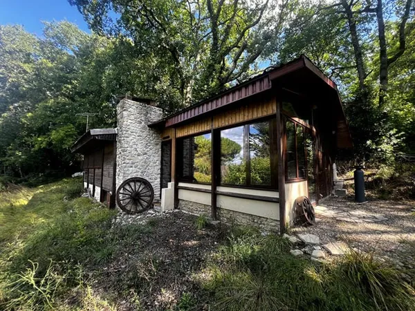 Chalet en bois avec garage sur 1.10 hectares