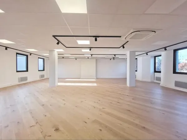 Bureaux à louer de 195 m² à Boulogne-Billancourt : accès sécurisés, ascenseur, climatisation réversi
