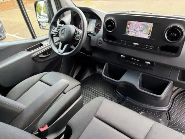 Mercedes Sprinter 317 cdi fourgon 37s l2h2 170ch — photo 36