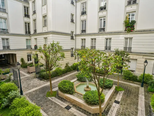 PARIS 17e - TOCQUEVILLE / MARCHÉ LÉVIS - GRAND 2 PIÈCES SUR COUR