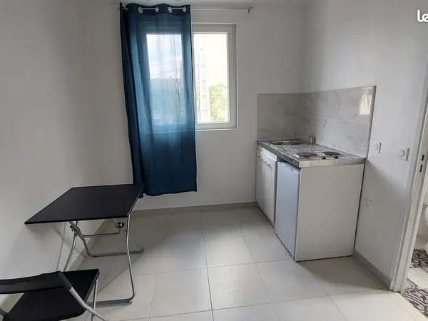Dans petite residence, studio meuble a visiter