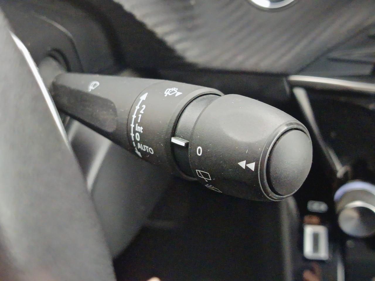Peugeot 2008 puretech 130 s&s eat8 allure pack — photo 23