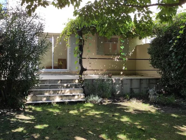Maison avec jardin, mitoyenne 1 seul côté 68 m2 en campagne