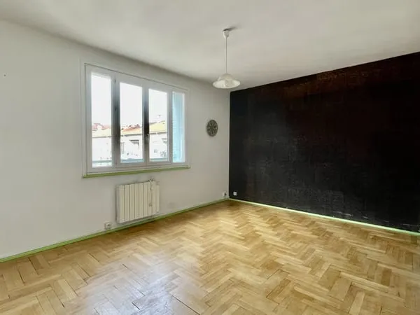T3 traversant de 55 m2 / Étage élevé, balcon et cave / Lyon
