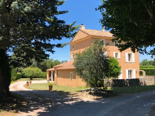 Vends mas Ventoux/Provence 205m²+80m² aménageables -parc 1ha- cour et fontaine- piscine et boulodrom