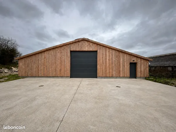 Local d'activité / atelier / stockage - 250 m² - Saint-Vougay