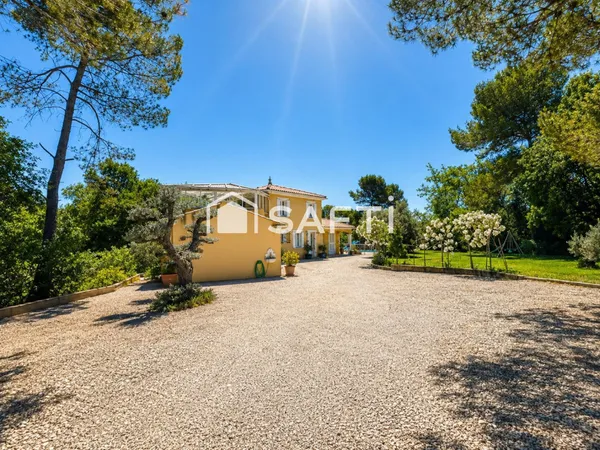 Villa T5 traditionnelle de 165 m² avec piscine et grand garage.