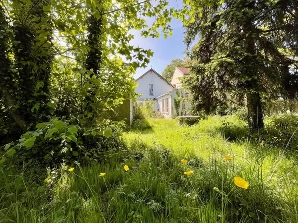 EXCLUSIVITE - BEAUJOIRE - Maison à rénover avec garage et grand jardin.