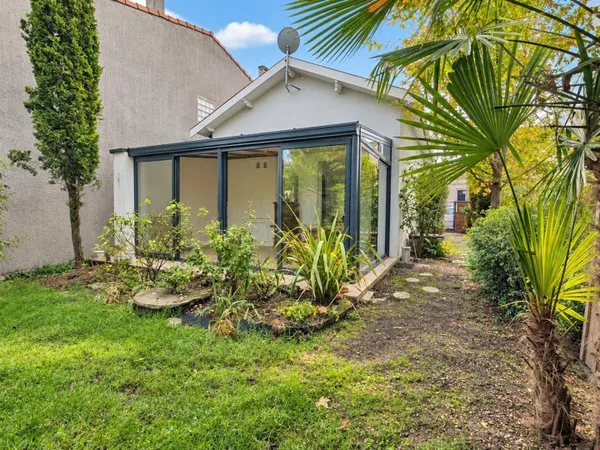 Maison ancienne de plain-pied, véranda et jardin