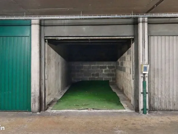 Box fermé 12 m² avec borne de recharge Waat - Paris 15e, rue Saint-Amand