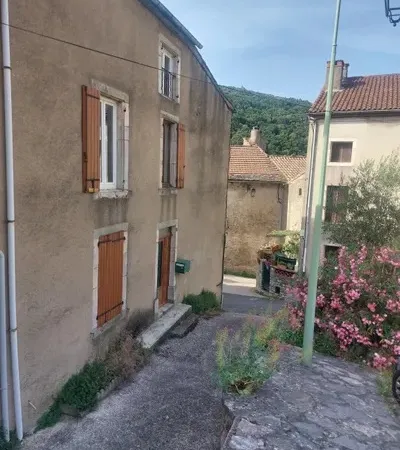 Maison familiale de 85m² sur 3 niveaux à vendre dans un village calme de l'Hérault entre mer, lac et