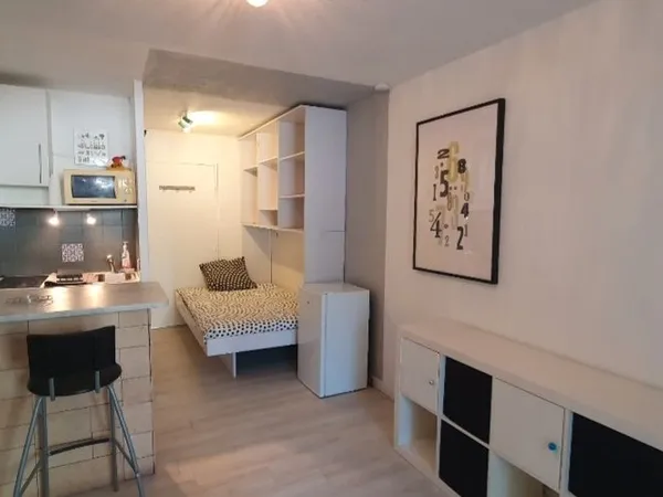 Studio meublé climatisé rez de jardin