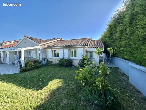 Charmante maison avec une belle surface de plain-pied, terrain plat de 800m2, Saint-Etienne