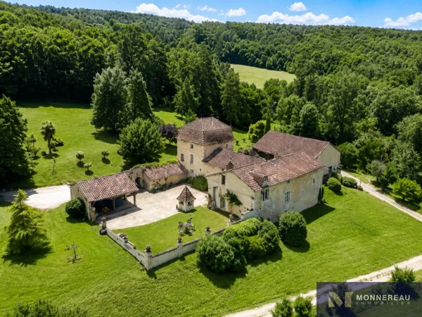 CHATEAU AVEC GITE AU COEUR DU PERIGORD