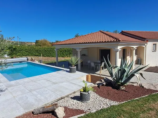 Maison avec piscine sur les hauteurs de La Grand Croix secteur résidentiel limite Cellieu