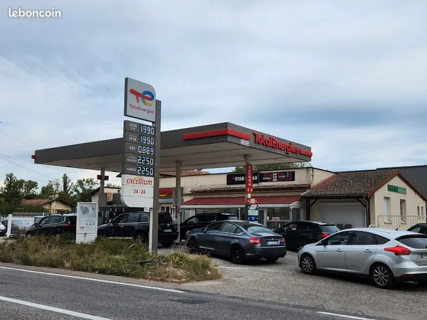 Station D'essence TotalEnergies avec son boutique, restaurant, terrain