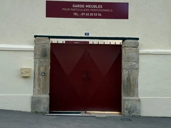 Entrepôt 1200m2, 80 box de stockage, 68 400/ an de loyers / 13% net