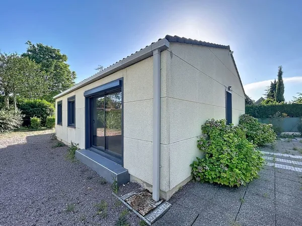 Maison de plain-pied entièrement rénovée de 80 m² avec terra