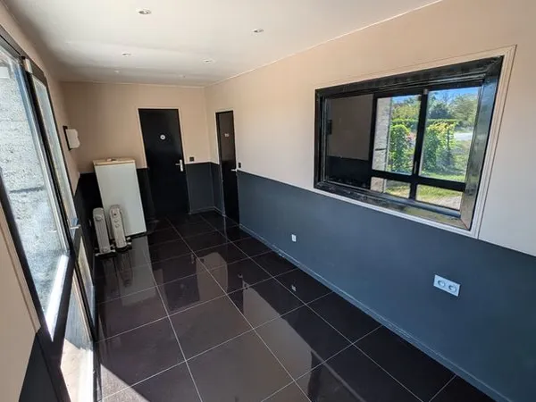 Local professionnel 90 m² — Axe passant / Très bonne visibilité