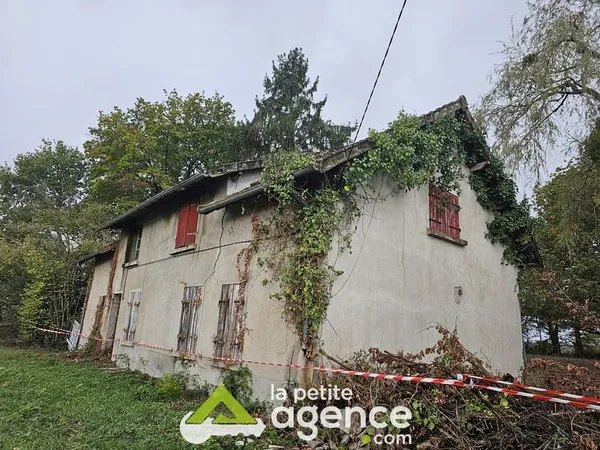 THAUMIERS : Superbe terrain d'une superficie de 5500 m2 arboré avec habitation à abattre complétemen