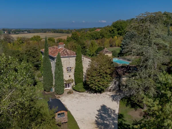Superbe maison forte restaurée sur plus de 3 hectares