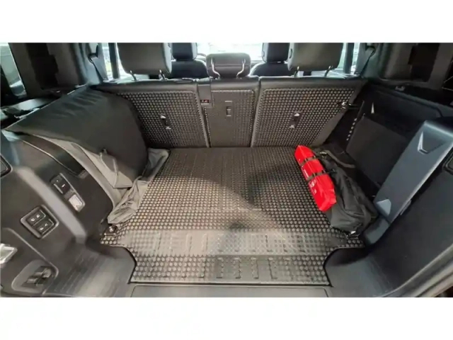 Land Rover Defender 110 p300e awd auto — photo 41