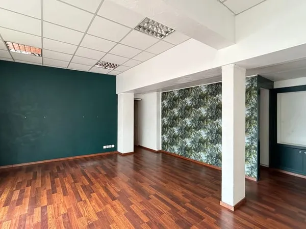 Local commercial 1 pièce 42 m²