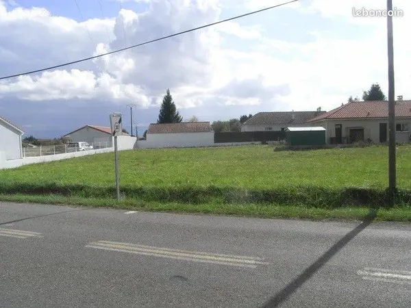 Terrain 1084 m² à bâtir - Lagarde (65)