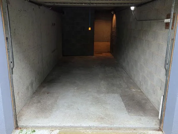 Garage Box fermé 16m2 bischheim avec dégagement pour rangements