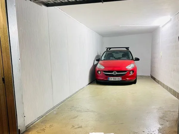 RARE GRAND GARAGE PLEIN CENTRE AU SEC 25 m2- PLACE SAINT-ROCH