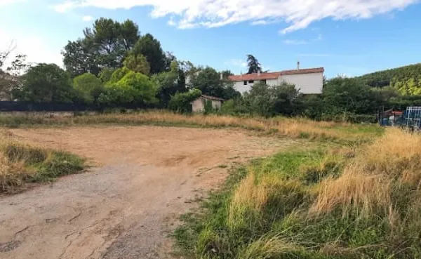 Terrain 590 m²