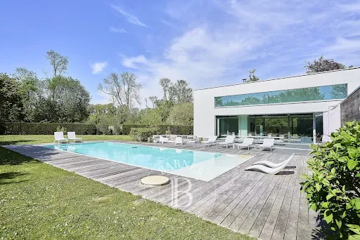 Maison 8 pièces 370 m²