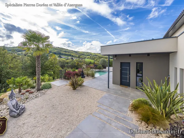 Maison contemporaine avec vue imprenable et piscine