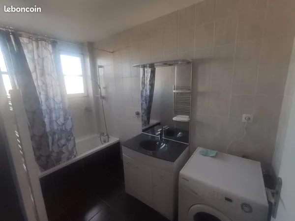 Chambre meublée lit double - Colocation T4 74m² avec ascenseur & balcon