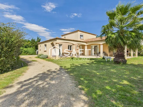 Villa lumineuse de 160 m², grand séjour de 83 m², suite parentale et jardin arboré.