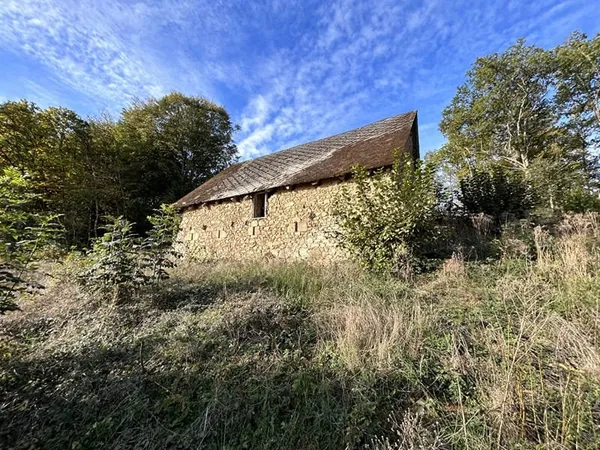 CORREZE - Proche Neuvic - Grange et terrain de 3000m2. Belle vue !