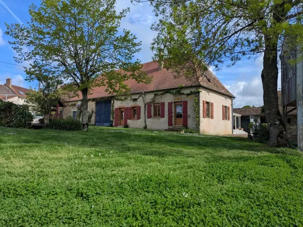 Jolie propriété de 4 chambres au potentiel énorme, avec vue sur la campagne de la Vienne