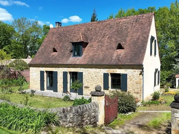 Charmante maison avec deux chambres et un bureau.